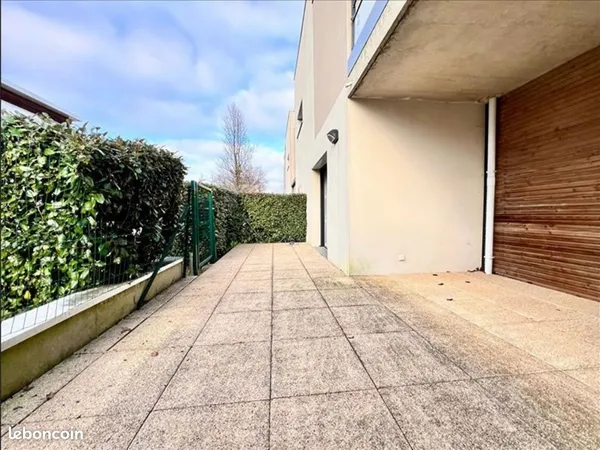 Appartement meublé T2 de 50m2, RDC, terrasse 22m2 