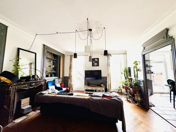 Appartement avec terrasse et chambre de bonne. 