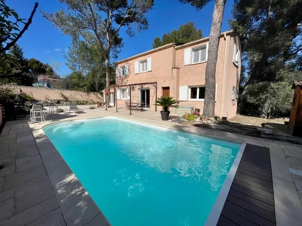 Vends villa 120m² dont studio attenant, piscine, terrain de 1000m² à Velaux joli village entre 