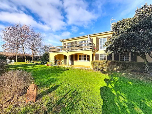 GRANDE MAISON FAMILIALE VERNIOLLE SUR PARCELLE DE 3 000 M² AVEC PISCINE ET VUE PYRÉNÉES 