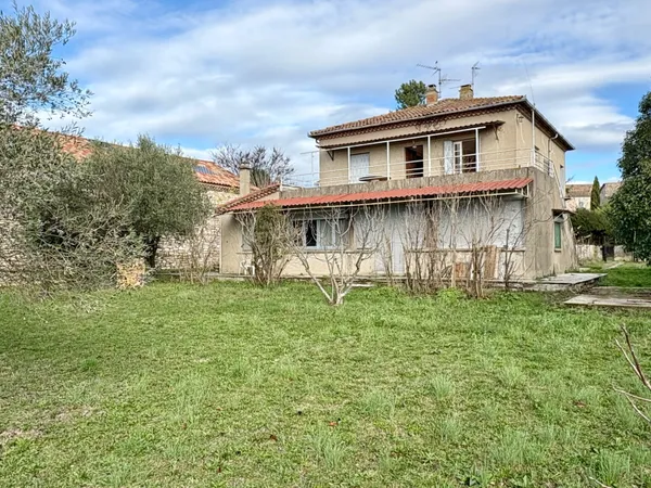 Maison divisée en 2 appartements indépendants+ terrain constructible 