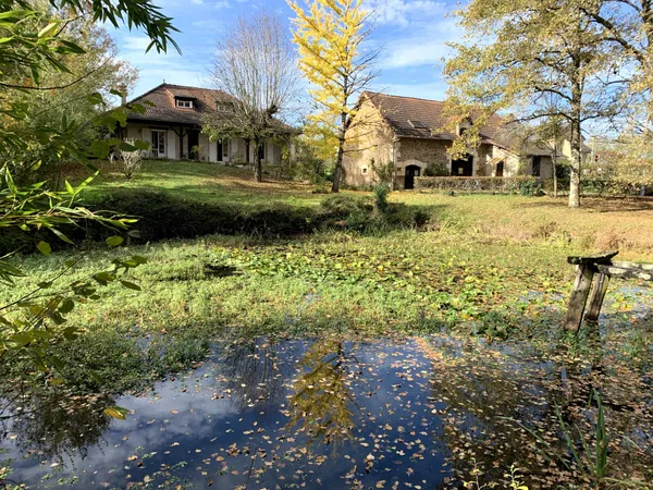 Ensemble de deux maisons avec parc arboré et étang 