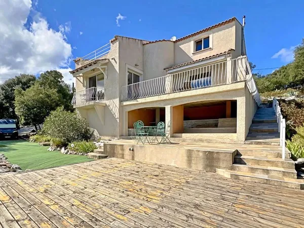 Magnifique villa avec vue panoramique sur 2746m² de terrain 