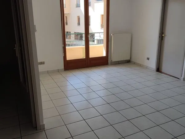 F1, centre-ville de St-Rambert, balcon, place de parking privé et sécurise, cave 