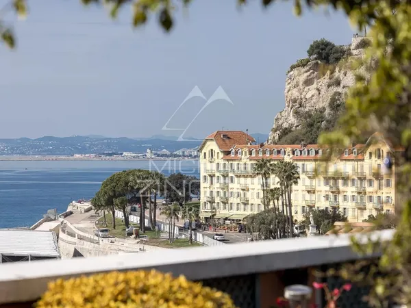 Penthouse d'Exception avec Vue Panoramique sur le Port et la Baie des Anges 