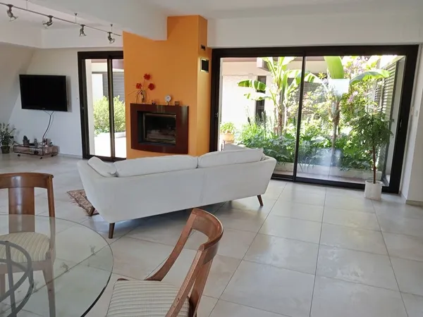 Maison d'architecte atypique avec grande piscine 
