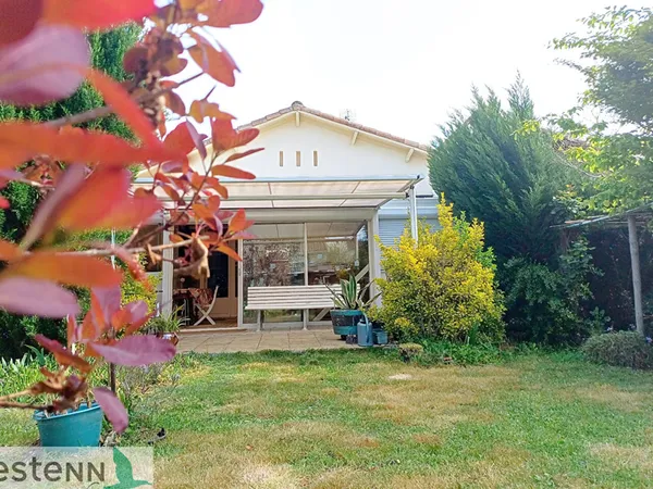 A vendre maison 70m², 2 chambres, un bureau, garages, terrain dans quartier résidentiel de 678 m² 