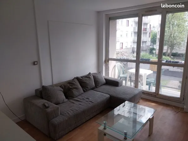 Chambre meublée avec balcon à louer 