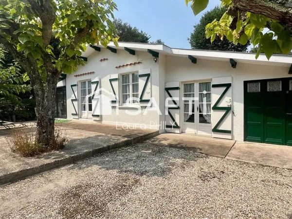 Dans un environnement paisible, cette maison de plain-pied est idéalement située à quelques 