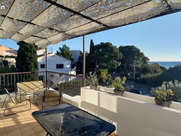 T2 Duplex rénové avec terrasse et vue mer 