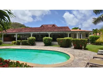 SAINTE-ANNE : VILLA CREOLE + ENSEMBLE 2 BUNGALOWS 