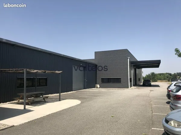 Local bureaux 2 055 m² 