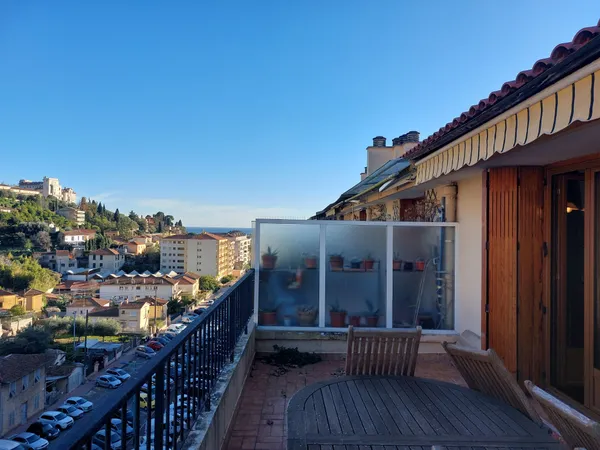 Deux pièces MEUBLE dernier étage TERRASSE cave et parking 