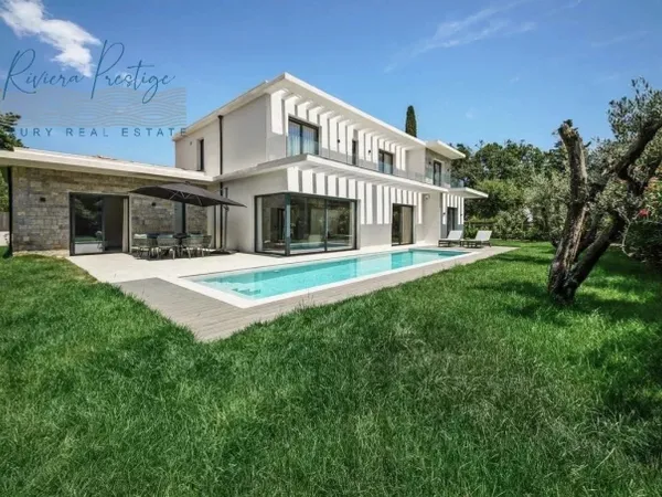 Élégante Villa à Mougins avec Piscine et Jardin Verdoyant 