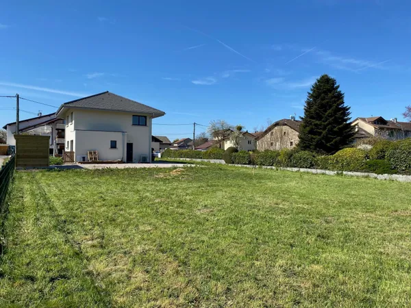 Terrain à bâtir de 779 m² à SCIEZ (74) 