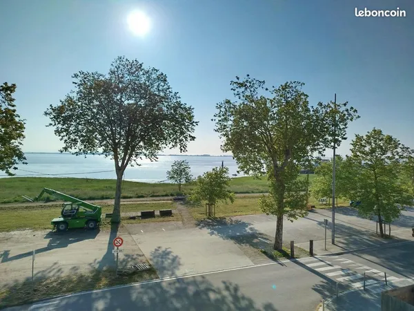 Loue très bel appartement, idéalement placé sur les quais, magnifique vue sur la Gironde 