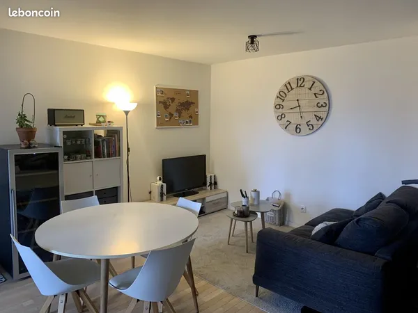 Métro Jean Jaurès - T2 de 45 m2 avec loggia donnant sur un parc privé 