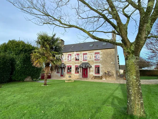 Maison en pierres couverte sous ardoises avec dépendances 