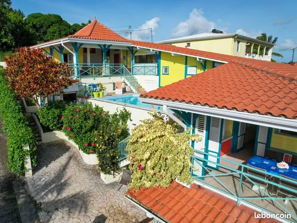 🌅 Magnifique résidence créole de 7 logements avec vue sensationnelle et piscine 