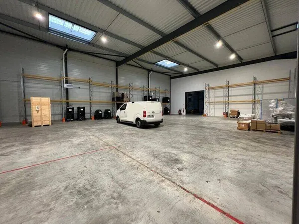 Local d'activité 1067 m² 