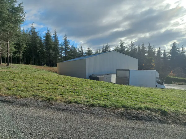 Hangar et terrain constructible 