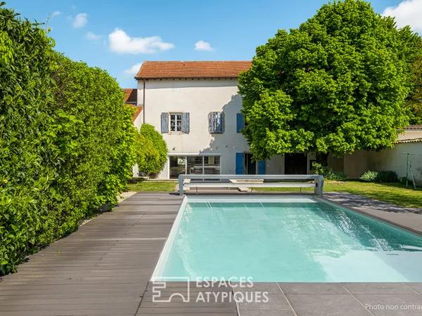 Maison familiale en pisé avec piscine 