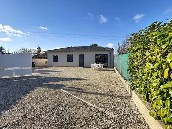 Ravissante maison de plain pied à Saint Jean De Niost , 80m², 3 chambres sur un terrain clos de 