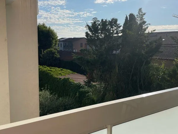 Grand T2 avec terrasse et garage golf de saint tropez 