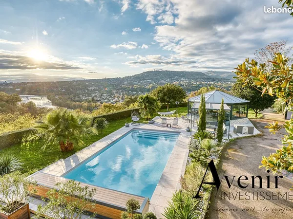 Propriété 8 pièces 284 m² 