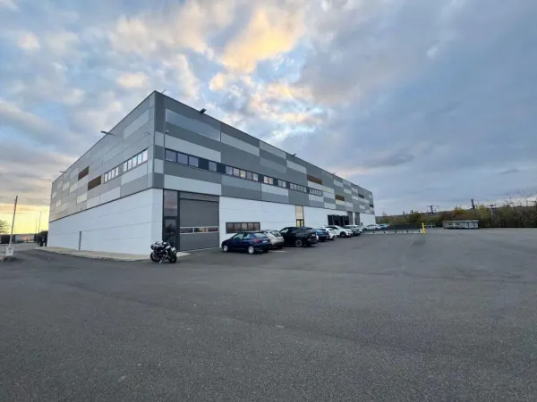 Bâtiment indépendant activité/bureaux très récent de 2887 m² - NEUVILLE SUR OISE 