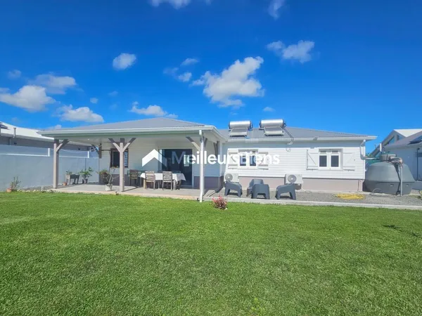 Villa T5 récente sur 1000m2 à Saint-Francois 