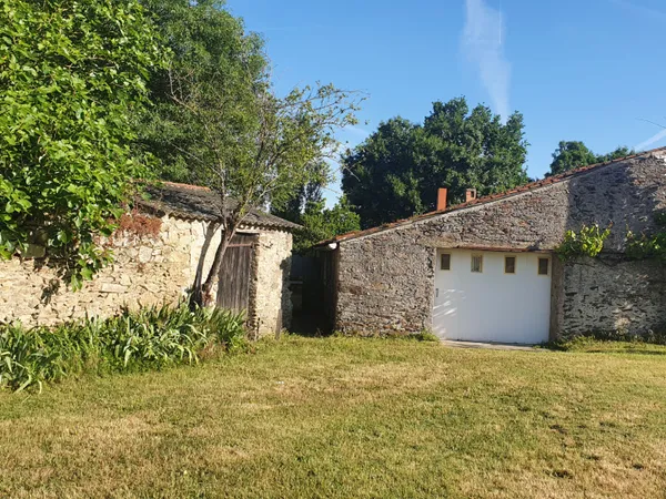Bâtiments réhabilitables et terrain constructible en campagne 