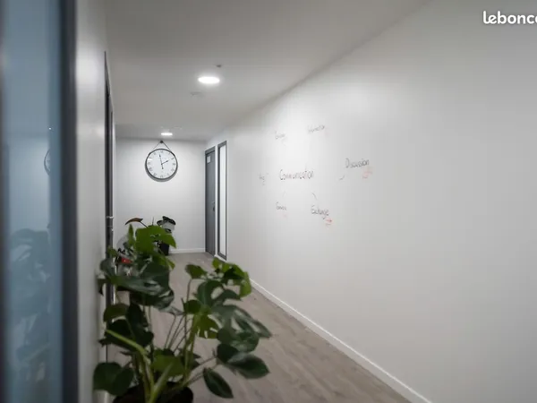 Bureau très propre dans un centre d'affaires 