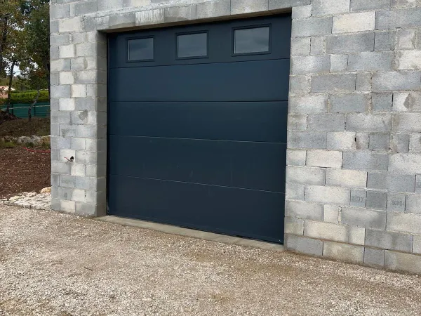 Local de stockage 50 m2 Porte motorisée 2 Parkings 
