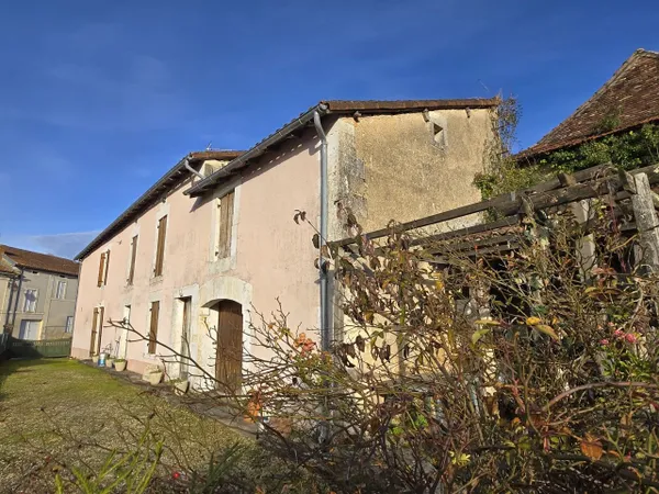 Maison en pierres au coeur de Villamblard avec 2 habitations! 