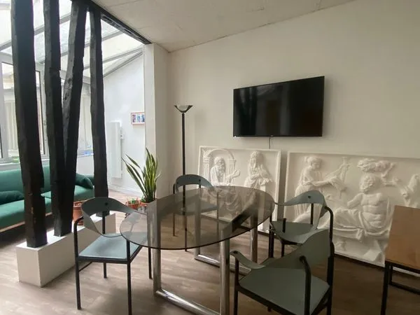 Postes de travail à louer dans un 80m2 avec salle de réunion - PARIS 9ème 