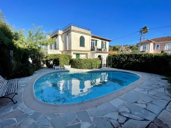 Cap Antibes - T3 en rez-de-jardin dans villa 
