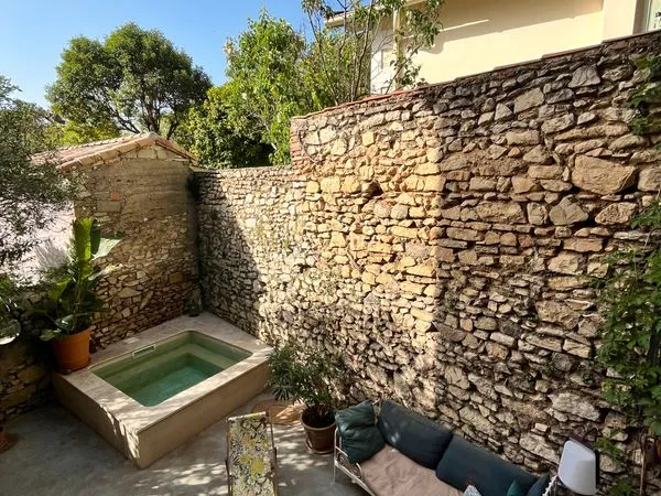 Maison de ville Révolution avec jardin et bassin 
