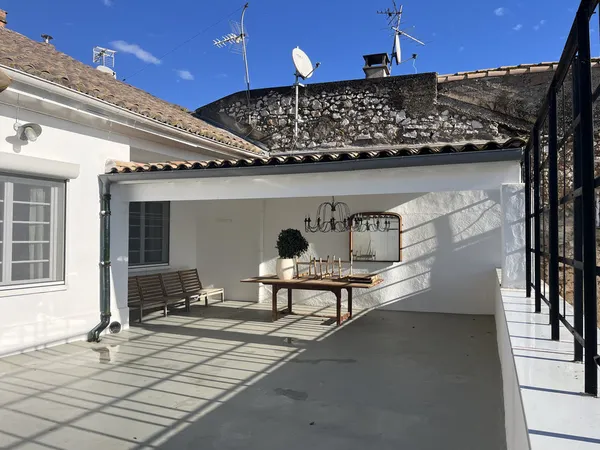 Maison Traversante avec Grande Terrasse, Grand Garage 