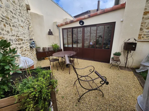Maison en pierre rénovée quatre chambres et charme fou 