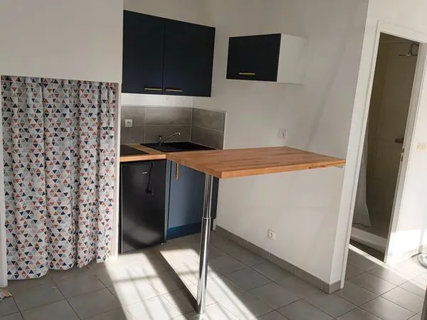 A louer a port neuf la Rochelle studio vide a l'année 