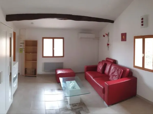 Loue joli studio mezzanine meublé à l'année 
