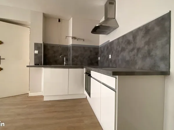 MONTÉLIMAR Appartement rénové de 55m² type T3 