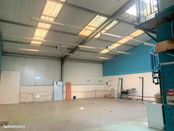 Local d'activité 221 m² 
