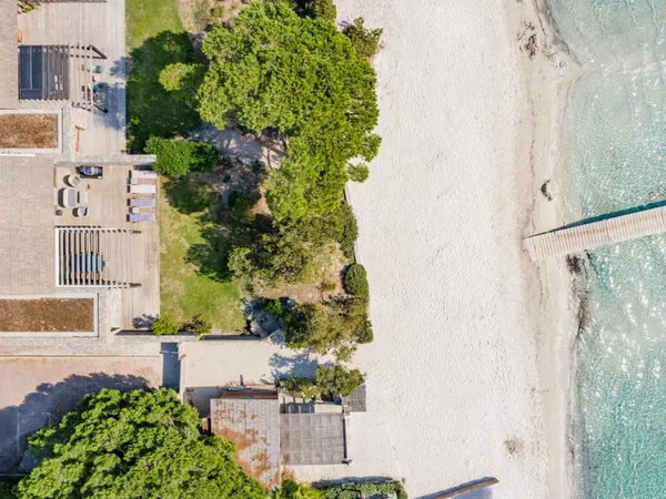 Villa pieds dans l'eau à Santa Giulia 