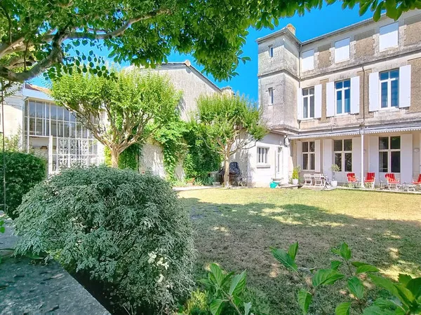 Maison de Maitre 8 ch - Dépendances et Garages LIBOURNE centre 