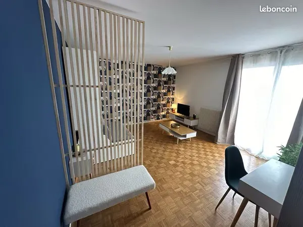 Bel appartement meublé et tout équipé , tout rénové avec balcon dans résidence calme 