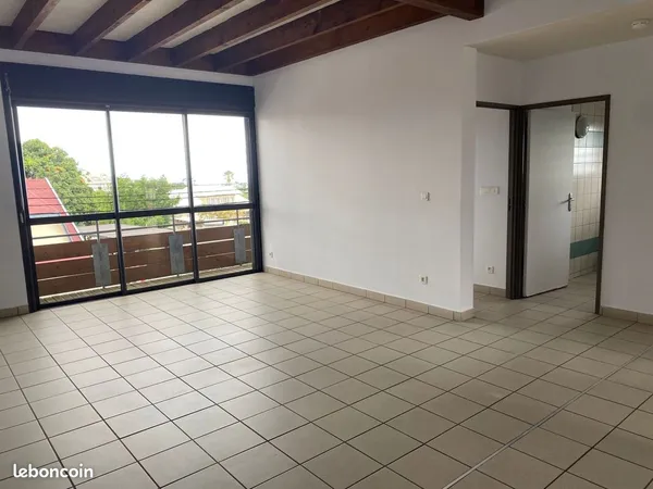 A louer Centre-ville TAMPON - Spacieux T3/4 avec mezzanine + 2 parkings 
