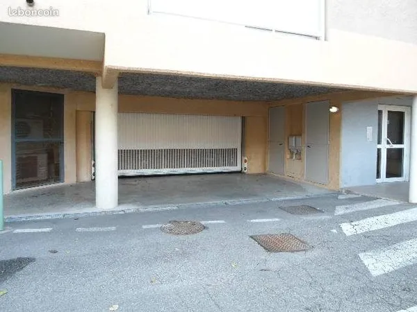 Parking/box Nyons 