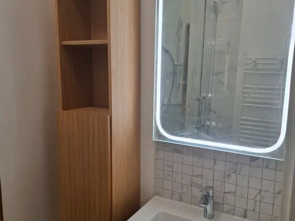 Deux pièces, quartier Saint-James, rue de Longchamp 46 m2, 1790 euros charges comprises 